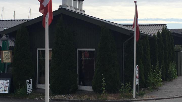 Flag opsætning ved havnen